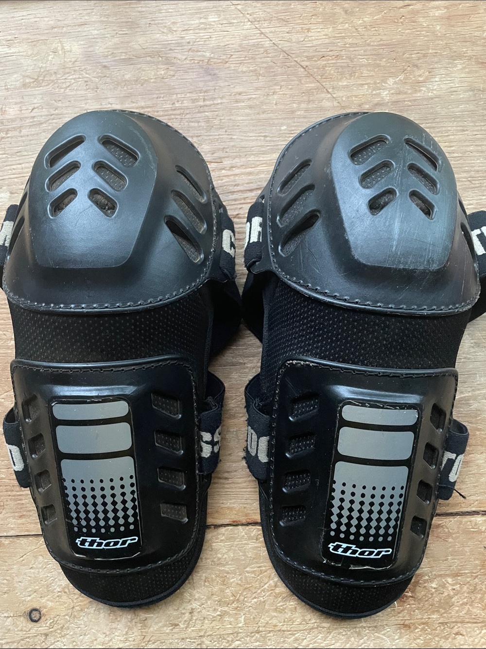 Thor Men's Black Protective Knee Guards